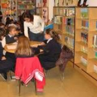 Un grupo de escolares participa en la actividad de formación de usuarios de la biblioteca