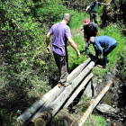 Voluntarios durante las labores de limpieza en la zona. PROMONUMENTA