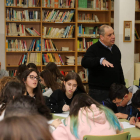 Antonio Silván y Rafael Gallego, con alumnos del Bellido. DL