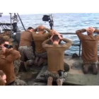 Foto difundida por la agencia estatal irani IRIB de los marinos estadounidenses bajo captura.