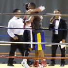 Carlos Alonso se abraza a su rival al finalizar la pelea.
