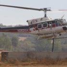 Un helicóptero carga agua en un pozo de uso agrícola.