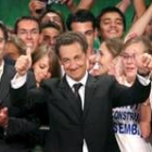 Nicolás Sarkozy (c), saluda a sus aficionados durante la reunión del partido celebrada en Marsella