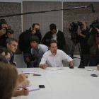 Pablo Iglesias, reunido con los 13 candidatos autonómicos de Podemos, este jueves, 9 de abril, en Madrid.