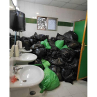 acumulación de más de 60 bolsas con residuos contaminados por coronavirus en un baño de la residencia pública