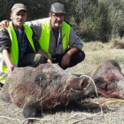 Jesús y Luis con sus primeros jabalíes de la temporada de caza. DL