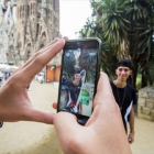 Dos usuarios de Pokémon Go frente a la Sagrada Família.