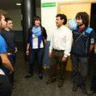 Enrique Bayón, ayer con un grupo de estudiantes cooperantes del campus berciano, .