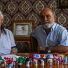 Miguel Martínez con su inseparable compañero en el Centro Alzhéimer, Senén Rodríguez, en la sala de los recuerdos. MIGUEL F. B.