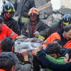 Miembros de los servicios de rescate evacúan a un herido tras del terremoto