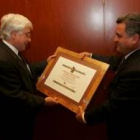 El presidente de la asociación entrega el diploma a Romero (izquierda)