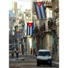 Una calle del barrio de Centro Habana adornada con banderas cubanas