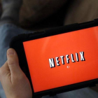 Imagen promocional de Netflix, con una tableta conectada a la aplicación de la plataforma estadounidense.