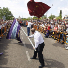 Los mayordomos realizan el tradicional baile de los pendones durante la romería de la Hiniesta.