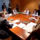 Miembros del Partido Popular y del Partido Socialista definieron ayer las materias del pacto.