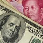 Billetes de dólar y renminbi chinos. China es el principal acreedor de EE.UU.