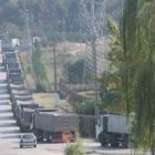 Los camiones de las mineras locales seguían montando guardia ayer ante una Compostilla II totalmente