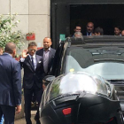 Neymar, con traje, y su padre, en París