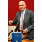 Anes, en 2011 con los tomos del Diccionario Biográfico.