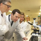 Bill Gates y el ministro George Osborn, ayer, visitando la escuela de medicina tropical de Liverpool.