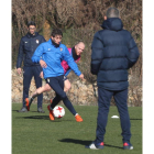 Carlos Terrazas observa a sus jugadores durante un entrenamiento en el Anexo. L. DE LA MATA