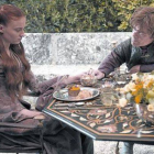 A la izquierda, Joffrey Baratheon (Jack Gleeson) y Margaery Tyrell (Natalie Dormer). Al lado, Sansa Stark (Sophie Turner) y su marido, Tyrion Lannister (Peter Dinklage).