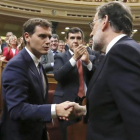 Mariano Rajoy va a saludar a Albert Rivera para agradecerle su apoyo en la investidura, el pasado sábado 29 de octubre.