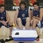 Raúl López, Marc Gasol y Álex Mumbrú se refrescan del calor en un descanso del entrenamiento de ayer