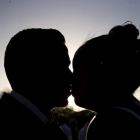 Una pareja sella con un beso su compromiso matrimonial en una puesta de sol muy romántica. JORGE TORRES