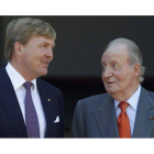 El Rey Juan Carlos y Guillermo-Alejandro de Holanda conversan en el Palacio de La Zarzuela.
