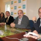 Representantes de los pescadores y de la Fundación Oso, con la CHN