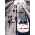 En la fotografía, un tren de alta velocidad en el andén de una estación