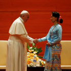 El papa Francisco saluda a la jefa de facto del Gobierno birmano, Aung San Suu Kyi. HEIN HTET