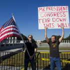 Dos hombres protestan frente al Memorial de la Segunda Guerra Mundial en Washington.