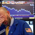 Un operador de la Bolsa de Nueva York reacciona ante el desplome de los índices en febrero.