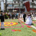 En Bembibre se hizo una alfombra floral de cien metros