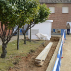 El transformador afea el jardín y ha obligado a cortar dos árboles . ACACIO DÍAZ