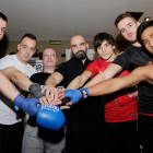 Coralín y varios de los boxeadores que participaron en el homenaje en el pub La Galería. SECUNDINO PÉREZ