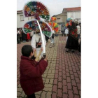 Lucha del tradicional antruejo con los nuevos artículos de carnaval