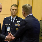 Jim Mattis conversa con miembros de su delegación antes del comienzo de la cumbre.