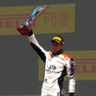 David Vidales con el trofeo que le acredita como ganador del Gran Premio de España en la Fórmula 3. FÓRMULA 3
