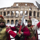 La primera nevada en seis años en Roma ofrece estampas románticas en el coliseo. ANGELO CARCONI