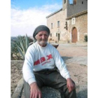 Teófilo García, en la explanada que se abre delante de la ermita   de Santa Bárbara, su hogar