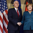 El vicepresidente de EE UU, Mike Pence, y la canciller alemana Angela Merkel. PHILIPP GUELLAND