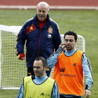 Del Bosque, Xavi e Iniesta, durante un entrenamiento de la Selección Española.