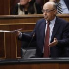 El ministro de Hacienda, Cristóbal Montoro, intervino en la sesión de Control al Gobierno. JAVIER LIZÓN