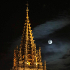 Vista de la torre de la catedral de Oviedo con la Luna en creciente el lunes. J. L. CEREIJIDO