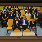 Vista de un monitor de la sala de prensa de la Audiencia Nacional donde las fiscales emiten hoy su informe en el caso Gürtel.
