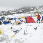 Uno de los campos base sorprendidos por el terremoto.
