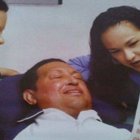 Chávez con sus hijas, en la foto distribuida por el Gobierno venezolano.